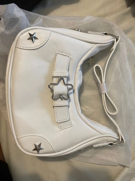 White Star Bag Cute Y2k Bags, White Bag Aesthetic, Cute Bags And Purses, White Purse Outfit, Handbags Cute, Star Handbag, Star Bags, Shoulder Bag Aesthetic, Y2k Bags