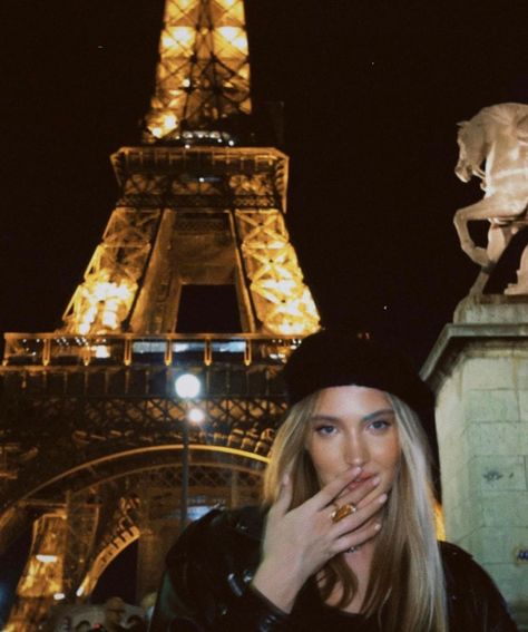 Paris Girl Aesthetic, Paris Trip Outfits, Winter Hat Outfit, Paris In December, Paris Photo Ideas, Eiffel Tower At Night, Paris Winter, Paris Dream, Paris Vibes