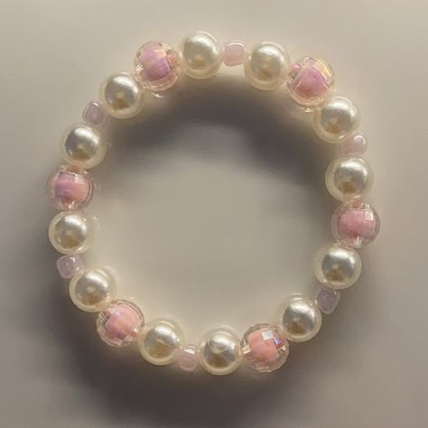 Beaded Bracelets Coquette, Coquette Bracelet Beads, Coquette Bracelets Diy, Coquette Friendship Bracelet, Pearl Bead Bracelet Ideas, Coquette Beaded Bracelet, Cute Bracelets To Make With Beads, Pulseras Coquette, Gelang Manik Handmade