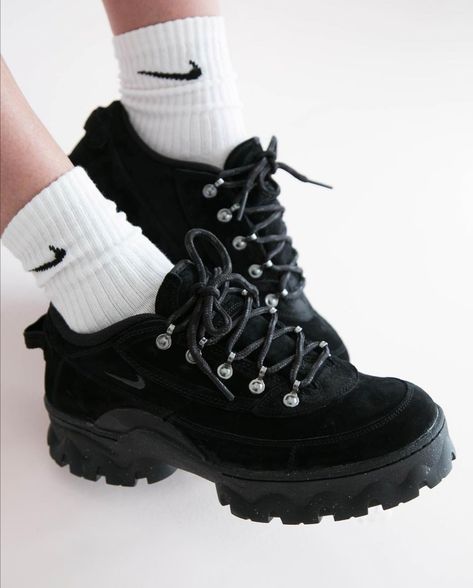 black platform sneaker hiking shoe platform Oxford black platform shoes 90s Aesthetic Platform Sneakers, Aesthetic Hiking Shoes, Platform Hiking Boots, Men Platform Boots, Black Hiking Shoes, Nike Lahar Low Outfit, Grunge Shoes Sneakers, Black Hiking Boots Outfit, Hiking Shoes Aesthetic