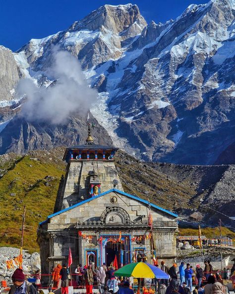 • • • In the picture, Kedarnath Temple and the main peak in the background. Kedarnath Temple is a Hindu temple dedicated to Lord Shiva. It… Om Namashivaya, Kedarnath Temple, Himalayas India, Full Hd Wallpaper Download, Neem Karoli Baba, Shiva Shankara, Temple India, India Travel Places, Bhole Baba