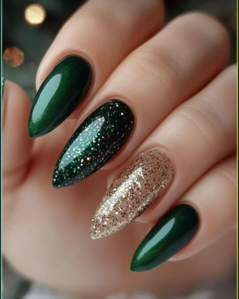 Green Glitter Christmas Nail Designs, Nail Ideas For Fall Wedding, Green Nails Gold Glitter, Green Gold Nails Christmas, Green Sparkling Nails, Christmas Nail 2024 Trends, Dark Winter Nail Ideas, Dark Green Sparkle Nails, Fall/christmas Nails