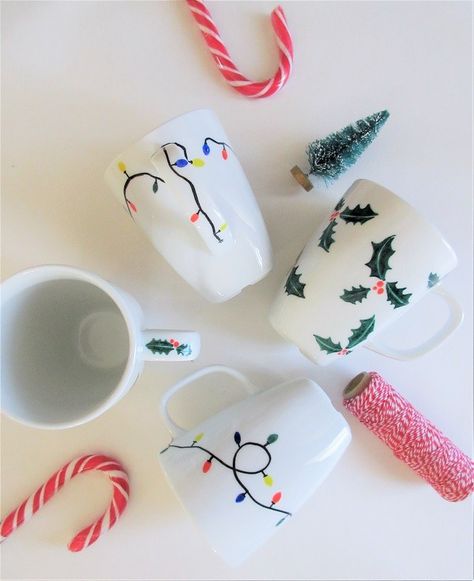 Christmas Mugs Diy, Compass Diy, Cute Christmas Mugs, Pottery Painting Ideas Easy, Xmas Mugs, Diy Christmas Mugs, Mug Noel, Diy Mug Designs, Diy Sharpie Mug