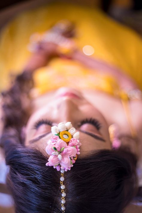 Haldi Stills, Mehendi Photography Bridal, Haldi Photography Ideas, Haldi Look For Bride, Mehendi Photoshoot, Haldi Photos, Haldi Shoot, Haldi Pose, Haldi Poses For Bride