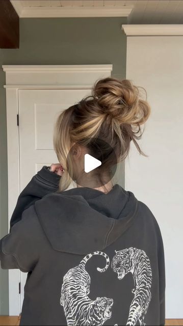 Messy Bun For Fine Hair, Bun Medium Hair, Messy Bun Medium Hair, Bun For Fine Hair, Claw Clip Updo, How To Bun, Easy Messy Hairstyles, Clip Updo, Bun For Short Hair