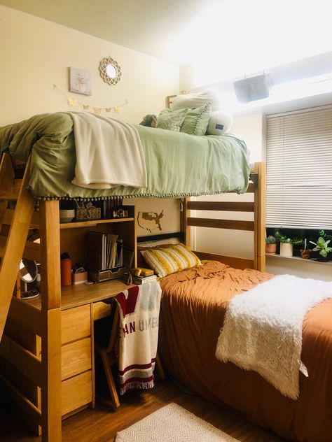 College Dorm Room Ideas For 2 People, Dorm Room With One Lofted Bed, College Room Setup, Triple Occupancy Dorm, Bunk Beds Dorm Room, Dorm Bed Layout, Dorm Room Bunk Beds Layout, Bunked Dorm Beds Ideas, Dorm Room With Bunk Beds