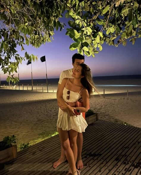 Bali Couple Outfit Ideas, Vacation Poses Picture Ideas Couple, Bali Couple Photos, Vacation Pictures Couples, Couples Vacation Outfits, Couple Vacation Pictures, Couple Beach Pictures, Image Couple, Bali Trip