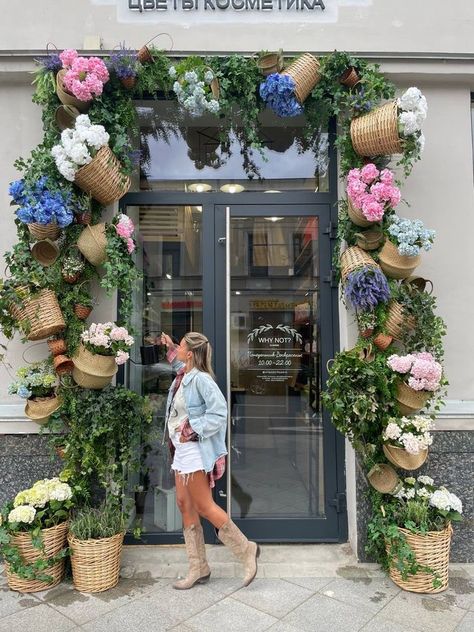 Small Floral Shop Interior, Florist Shop Window Display, Floral Shop Exterior, Gift Shop Window Display Ideas, Flower Shop Display Ideas, Flower Shop Window Displays, Flower Store Interior, Flower Shop Exterior, Garden Window Display