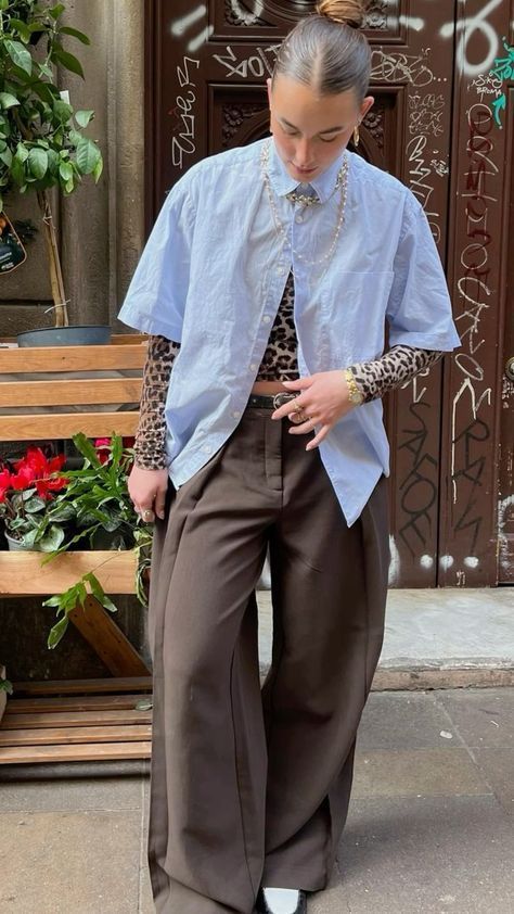 Ss24 Trends Fashion, Chique Outfit, Mode Tips, Skandinavian Fashion, Mode Casual, Looks Street Style, Brown Pants, Mode Inspo, Looks Chic