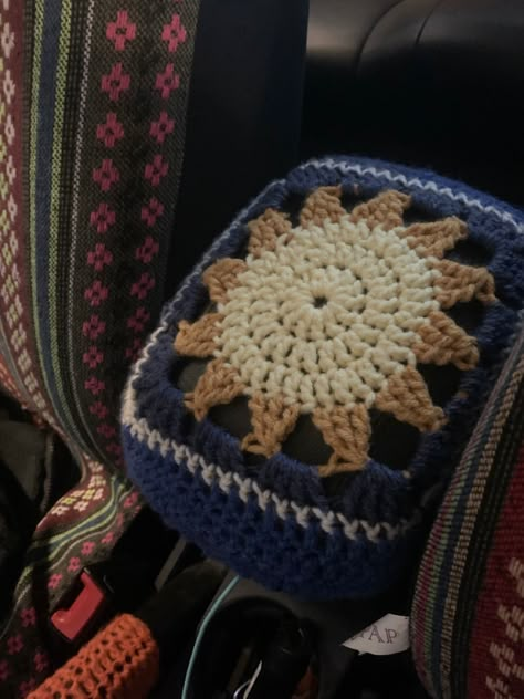 Yellow, blue, and white sun granny square center console crochet cover. Crochet Car Bag, Crocheted Car Accessories, Crochet Car Accessories Ideas, Crochet Car Accesories, Car Decorations Crochet, Things To Crochet For Your Car, Car Decor Crochet, Car Granny Square, Cute Crochet Car Accessories