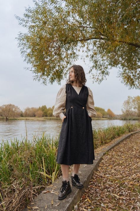 Black Linen Pinafore Dress Dark Academia Wrap Dress Linen - Etsy Australia Black Cottage Dress, Plus Size Outfits Dark Academia, Cottage Core Midsize, Midsize Modest Outfits, Midsize Dark Academia, Dark Academia Outfit Plus Size, Dark Cottagecore Outfits, Cottage Core Academia, Dark Academia Dress