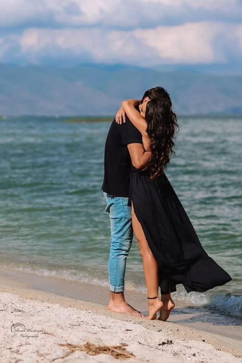 جزر المالديف, Couples Beach Photography, Pre Wedding Photoshoot Outfit, Wedding Photoshoot Props, Pre Wedding Photoshoot Outdoor, Wedding Photoshoot Poses, Beach Photography Poses, Couple Picture, Couple Pose