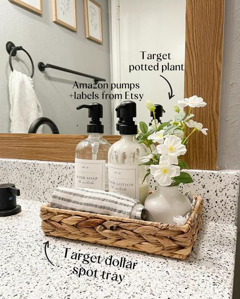 Bubble Bath Decor, Vanity Styling Bathroom, Main Bathroom Decor Ideas, Bathroom Caddy Ideas, Bathroom Tub Decor Ideas, Artist Apartment, Natural Bathroom Decor, Bathroom Counter Tray, Apartment Bathrooms