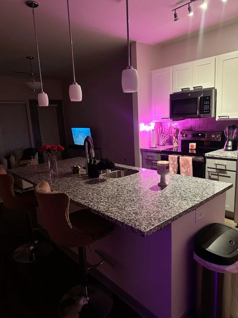 Living Room Pink And Black, Pink Loft Apartment, Cute Cozy Kitchen, Cute Apartment Ideas Kitchen, Black Kitchen Apartment, Baddie Kitchen, Vibey Kitchen, Single Apartment Decor, Dream Apartment Kitchen