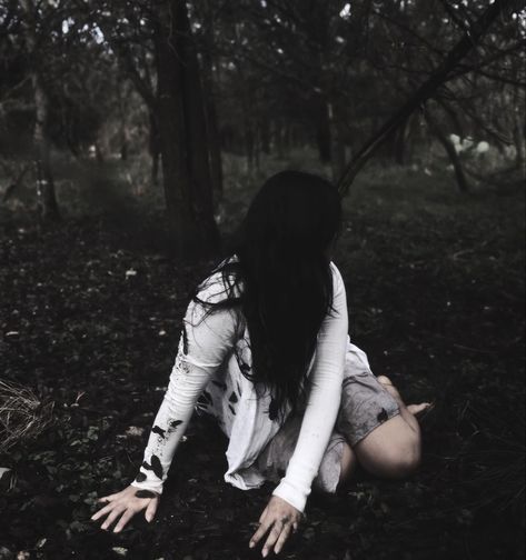 #southergothic #diyphotoshoot #fyp #dark Halloween Shooting, Property Photography, Halloween Pfp, Halloween Photography, Dark Green Aesthetic, Dark Nature Aesthetic, Dark Outfits, Person Sitting, Forest Photography