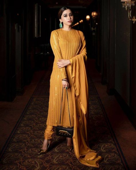 Aarti Ravi in a yellow kurta set by Sabyasachi 2 Aarti Ravi, Mustard Yellow Outfit, Leather Shorts Outfit, Suit Kurti, Kurti Fashion, Yellow Kurta, Beaded Clutch Bag, Newly Wed, Salwar Designs