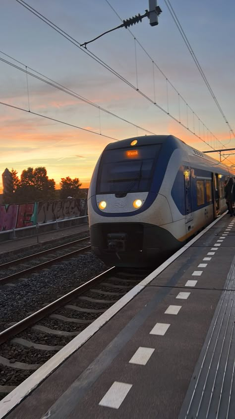 Aesthetic train sky Train Compartment Aesthetic, Train Study Aesthetic, Travelling By Train Aesthetic, Taking The Train Aesthetic, Sleeper Train Aesthetic, Travel Train Aesthetic, Aesthetic Train Photos, Travel Aesthetic Train, Trains Aesthetic