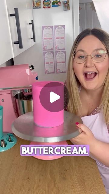 Pourable Buttercream Frosting, Frost Form Buttercream, Cake Frosting Videos, Frost Form Cake, How To Frost A Cake, Easy Ways To Frost A Cake, Butter Cream Cake Design, Cake Making Videos, Cake Packaging Ideas