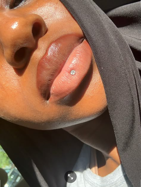 Middle Lip Piercing, Lips Piercing, Piercing Aesthetic, Ashley Piercing, Mouth Piercings, Pretty Piercings, Cute Nose Piercings, Ear Piercings Tragus, Cute Nose