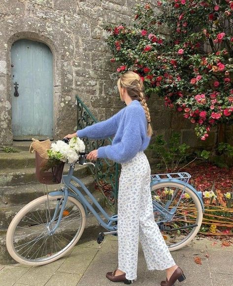 French Countryside Clothing, French Country Outfit, Cozy Feminine Outfits, Flower Outfit Aesthetic, Flower Aesthetic Outfits, Garden Aesthetic Outfit, French Country Fashion, Soft Classic Aesthetic, Garden Outfit Aesthetic