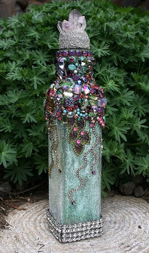 Old Jewelry Crafts, Decorated Bottles, Decorative Bottles, Wine Glass Art, Diy Glass Bottle Crafts, Wine Bottle Art, Glass Bottles Art, Wine Bottle Diy Crafts, Vintage Jewelry Crafts