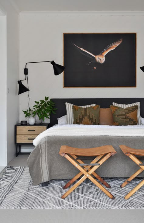 With a subtle military theme in this men's bedroom in the campaign stools, army style blanket and the khaki kilim cushions, it all comes together in a subtle way. With a modern black wall lamp, the impressive large scale owl wall art and peel-and-stick canvas wallpaper, black bedhead and grey rug, it comes together well. Check out the full masculine bedroom makeover by clicking on the pin. Bedroom Masculine, Masculine Room, Man Bedroom, Frame Tutorial, Bedroom Ideas For Men, Mens Bedroom Decor, Diy Interior Decor, Masculine Bedroom, Scale Art