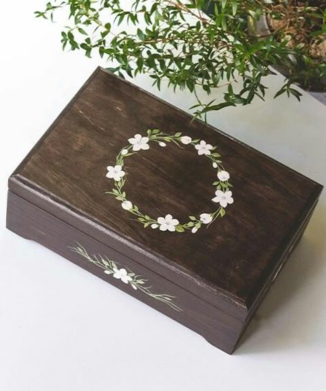 Paint On Box Ideas, Decorated Jewelry Boxes Diy, Painted Box Aesthetic, Mini Box Painting Ideas, Painted Wood Jewelry Box Ideas, Painted Keepsake Boxes, Wood Box Painting Ideas Easy, Hand Painted Boxes Wood, Wooden Box Aesthetic