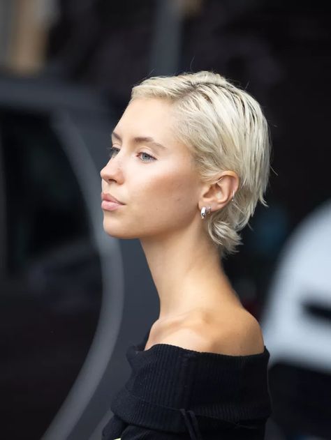 Pixie Cut Blonde Hair, Punk Pixie Cut, Short Bleached Hair, Curly Pixie Hairstyles, Iris Law, Really Short Hair, Hair Inspiration Short, Blonde Pixie Cuts, Very Short Hair