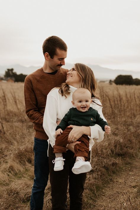 Family Poses Of 3, Cute Family Poses Picture Ideas, Family Portrait Poses Newborn, How To Pose Family Of 3, Family Of 3 Prompts, Family Photo Ideas For 3, Cute Family Fall Picture Ideas, Fall Photo Shoot Family Of 3, Family Photo Extended