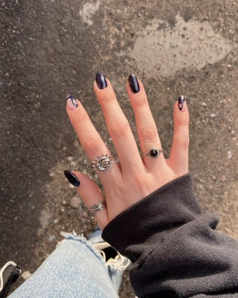 Indie Rings Aesthetic, Silver Rings On Hand Aesthetic, Alternative Rings Aesthetic, Rings Aesthetic Queer, Hand With Lots Of Rings, Ring Arrangement On Hand Aesthetic, Ring Combos Silver, Ring Layout On Hand, Grunge Rings Aesthetic