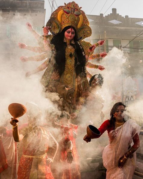 Bengali Aesthetic, Durga Puja Kolkata, Happy Durga Puja, Bengali Culture, Ma Durga, Lovely Good Morning Images, Bengali Art, Shakti Goddess, Durga Images