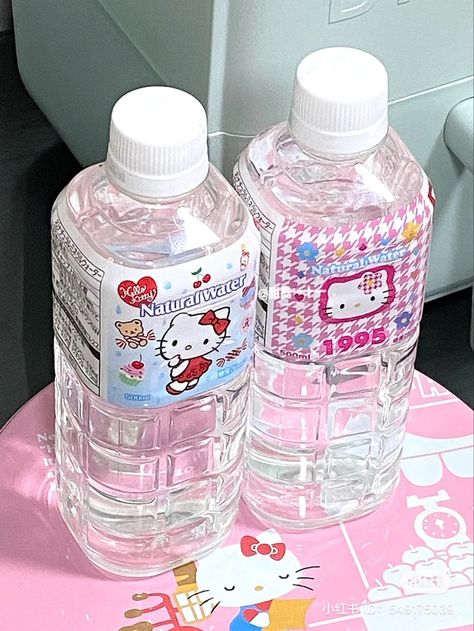 Sanrio Finds, Cinnamon Roll Hello Kitty, Kawaii Drinks, Hello Kitty Board, Minuman Aesthetic, Hello Kitty Water Bottle, Cute Pink Things, Hello Kitty Videos, Kawaii Kitty