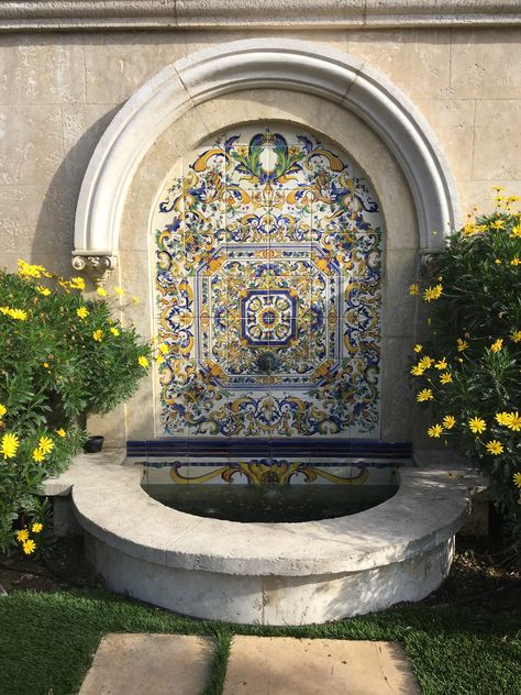 Outdoor Wall Fountains, Mediterranean Aesthetic, Home Backyard, Water Feature Wall, Casa Vintage, Spanish Style Homes, Decor Flowers, Wall Fountain, Home Garden Decor