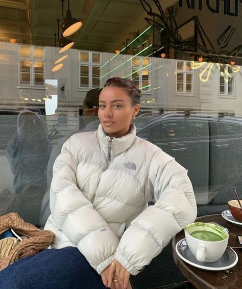 Aesthetic North Face Jacket, White Puffer Aesthetic, The North Face Jackets White, White North Face Puffer Jacket Outfit, The North Face White Jacket, White Winter Jacket Aesthetic, White Puffer Jacket Outfit Aesthetic, White North Face Jacket Outfit, White Jacket Aesthetic