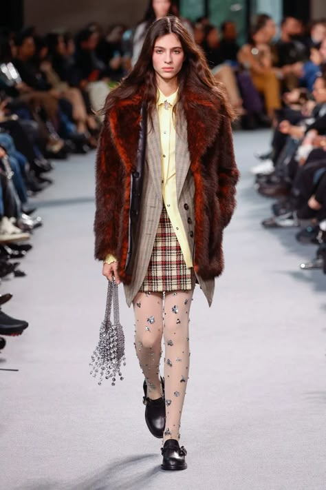 Rabanne Fall 2024 Ready-to-Wear Runway, Fashion Show & Collection Review [PHOTOS] The Plastics, Show Collection, Runway Trends, Fall Winter 2024, Shorts Skirts, Paco Rabanne, Beauty And Lifestyle, Fashion Show Collection, Look Younger