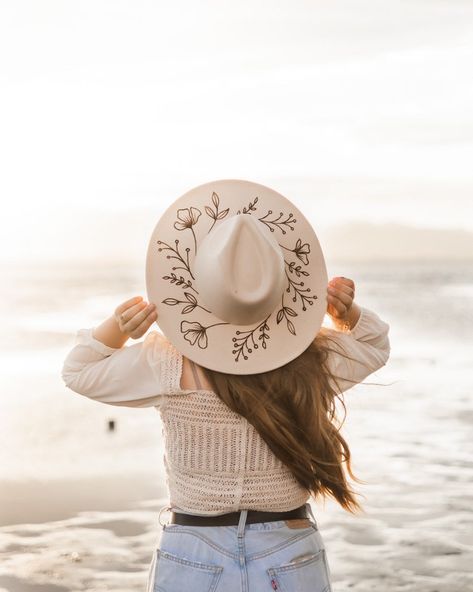 Cowboy Hat Summer, Cowboy Hat Design, Hat Burning, Custom Cowboy Hats, Hand Burn, Rancher Hat, Painted Hats, Chapeau Cowboy, Crown Hat