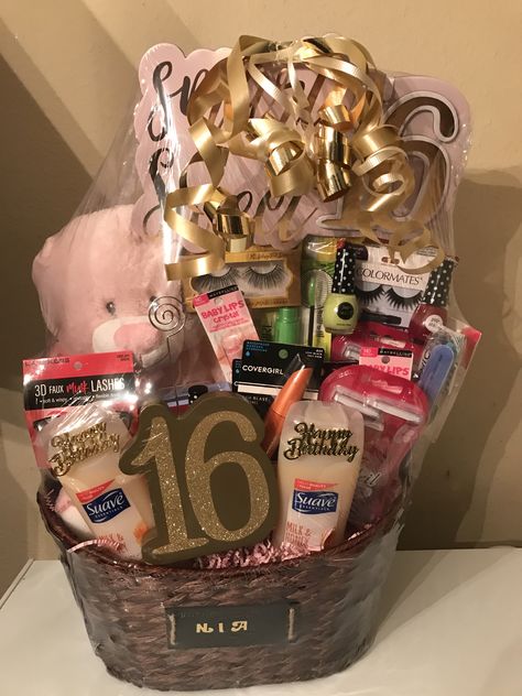 Sweet sixteen gift basket Sweet 16 Bff Gift Ideas, Sweet 16 Presents Ideas, Bsf Sweet 16 Gifts, Sweet 16 Birthday Gift Box Ideas, Teenage Gift Basket Ideas, Pink And Gold Gift Basket, 16tg Birthday Gift Ideas, Sweet Sixteen Gift Basket Ideas, Sweet Sixteen Gift Ideas For Daughter