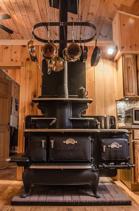 Antique Kitchen Stoves, Antique Wood Stove, Wood Burning Cook Stove, Old Stove, Wood Stove Cooking, Wood Stove Fireplace, Vintage Stoves, Antique Stove, Vintage Appliances