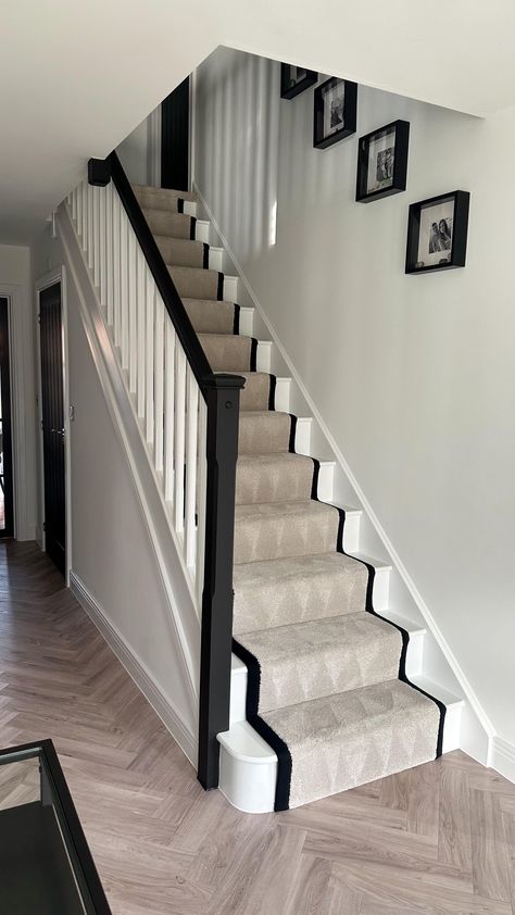 Instagram White Black Hallway, Interior Design Uk Home, Basement Stairs Painted, Black Banister Hallway, Hallway Decor Inspiration, New Stairs Ideas, Bedroom Stairs Ideas, Hallway Ideas With Stairs, Stair Entrance Ideas