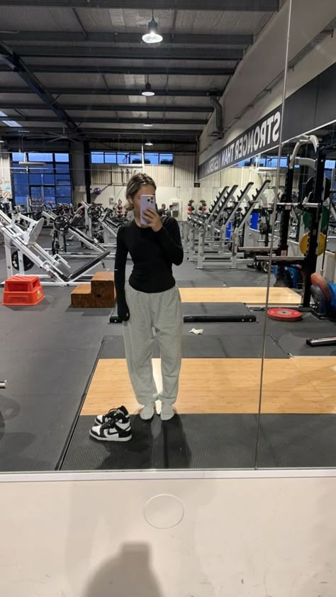 Gym Wear Ideas For Women, Gym Outfits Aesthetic Winter, Gym Outfit With Hoodie, Gym Outfit For Winter, Elevated Gym Outfit, Gym Comfy Outfit, Gym Outfit Joggers Women, Gym Outfits For Women Sweatpants, Workout Outfits For Women Winter