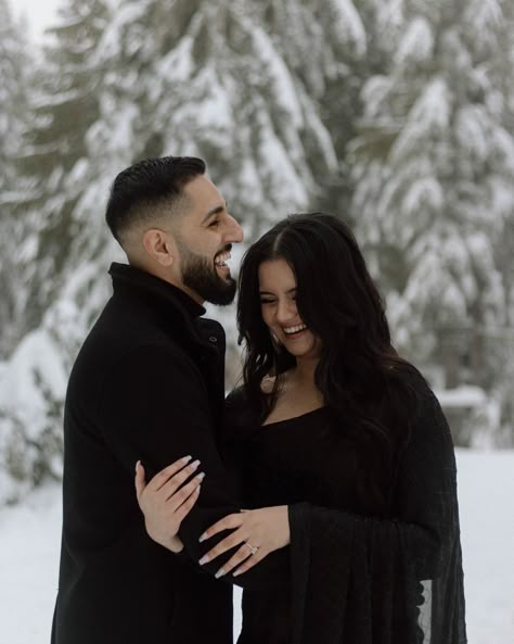 Couple Photoshoot Ideas In Saree, Pre Wedding Shoot Ideas Indian Couple Photos In Saree, Snow Saree Photoshoot, Saree Couple Poses Photoshoot Ideas, Pre Wedding In Snow, Prewedding In Saree, Outfit For Prewedding Shoot, Prewedding Saree Photoshoot, Couple Photoshoot Poses Indian Saree