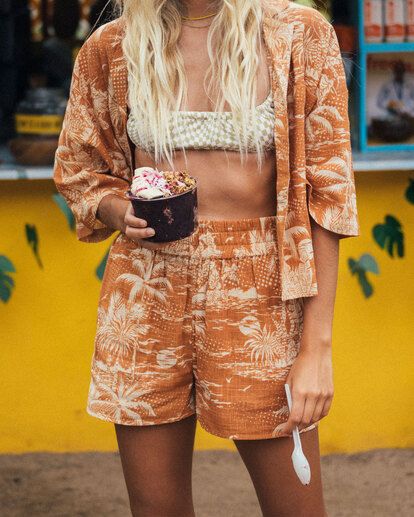 Outdoorsy Women, Billabong Shorts, Fun Clothes, Look Short, Elastic Shorts, Milk Makeup, Travel Stuff, Shorts For Women, Beach Photoshoot