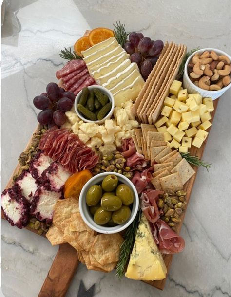 Cheese Board For Party, Rectangle Cheese Board Ideas, Cracker Cheese Board, Charcuterie Board Ideas Cheese And Crackers, Goat Cheese Platter, Cheese Cracker And Meat Tray, Cheese Bored Ideas, Salami Cheese Platter, Snacks For Guests Entertaining