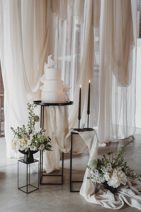 Black Wedding Cake With White Flowers, Monochromatic Wedding Reception, Tulum Wedding Table Decor, Modern Cake Table Wedding, Wedding Flower Colour Schemes, Modern Black And White Wedding Decor Ceremony, Black White And Beige Wedding Decor, Wedding Decoration Black And White, Black And Crème Wedding