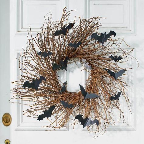 I love taking items I find while searching the internet and making a much cheaper option. This DIY Grapevine Bat Wreath is just in time for Halloween! Halloween Door Wreaths, Casa Halloween, Diy Halloween Wreath, Halloween Door Decorations, Grandin Road, Hanging Wreath, Black Bat, Theme Halloween, Halloween Door