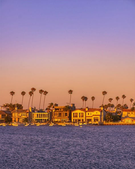 Long Beach California Aesthetic, Long Beach Aesthetic, Golden Gate Bridge Wallpaper, Long Beach New York, Gondola Boat, Long Beach State, Beach Romance, California Aesthetic, Cali Life