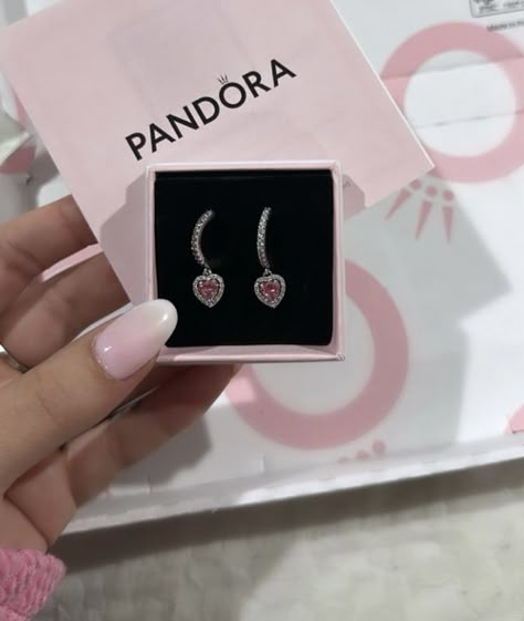 Earrings Pandora, Ring Pandora, Pandora Bracelet Charms Ideas, Cute Promise Rings, Rings Pandora, Pandora Bracelet Designs, Pandora Earrings, Pandora Pink, Pandora Ring