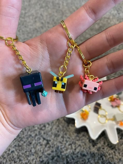 Anime Keychains Diy, Minecraft Gift Ideas, Minecraft Diy Crafts, Anime Charms, Diy Minecraft, Clay Keychain, Tanah Liat, Clay Diy Projects, Cute Clay