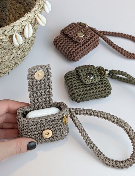 Airpods Knitting Case, Macrame Useful Things, Crochet Ear Pods Case, Crochet For Airpods, Macrame Airpod Case, Crochet Ideas For Beginners Projects Diy, Airpod Cases Crochet, Small Yarn Crochet Projects, Airpods Crochet Case