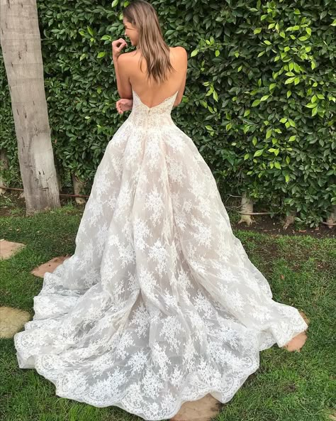 Monique Lhuillier Bride “Effortless 💫 #moniquelhuillier #mlbride #alexandra” Monique Lhuillier Wedding Dress, Monique Lhuillier Bridal, Big Wedding Dresses, Wedding Dresses Lace Ballgown, Wedding Ideas Dresses, Dream Wedding Ideas Dresses, Dream Wedding Ideas, Wedding Dress Trends, Monique Lhuillier